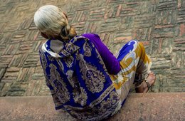 Agra;-Agra-Fort;-Architecture;-Bricks;-Bun;-Herringbone;-India;-Kaleidos;-Kaleidos-images;-La-parole-à-limage;-Lal-Qila;-Mughal;-Paving;-Sari;-Seen-from-behind;-Step;-Stories-Pictures;-Tarek-Charara;-UNESCO;-Uttar-Pradesh;-Visitor;-Woman;-World-Heritage